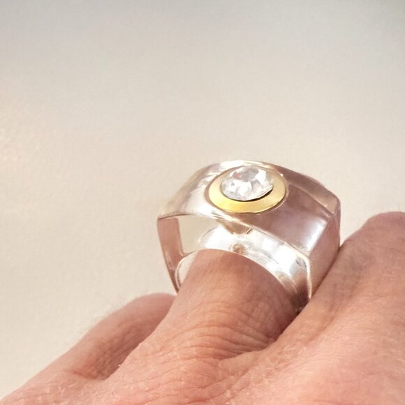 J.CREW CHUNKY CLEAR LUCITE STATEMENT RING GOLD TONE BEZEL CRYSTAL SIZE 8 MODERN - Picture 2 of 7